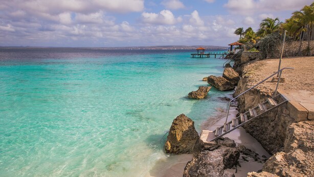 Nær stranden og strandhåndklær
