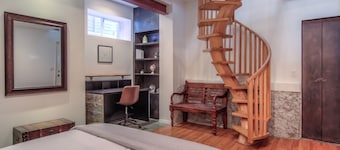 Hollywood Hills Retreat ★ Big Backyard in Peaceful Setting ★ 2 Car Garage
