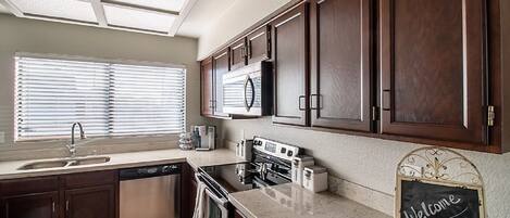 Refrigerador, microondas, horno, placa de cocina