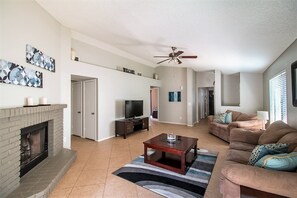 Smart-TV, peis og DVD-spiller