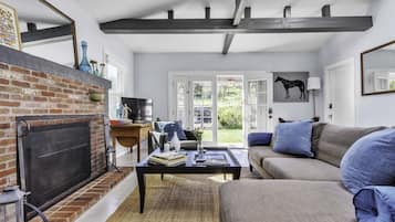 TV connectée, cheminée, Netflix, livres