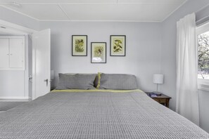3 bedrooms, iron/ironing board, travel cot, free WiFi - Wine Country Farmhouse with Hot Tub (Santa Rosa)