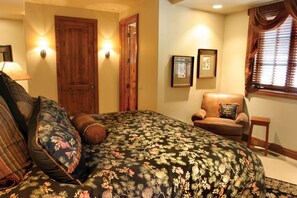 4 Schlafzimmer, Zimmersafe, Schreibtisch, Bügeleisen/Bügelbrett