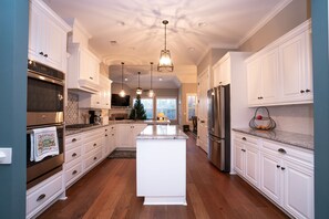 Fridge, microwave, oven, stovetop - Incredible Masters Tournament Hosting Home/Champions Retreat Access (member) (Evans)