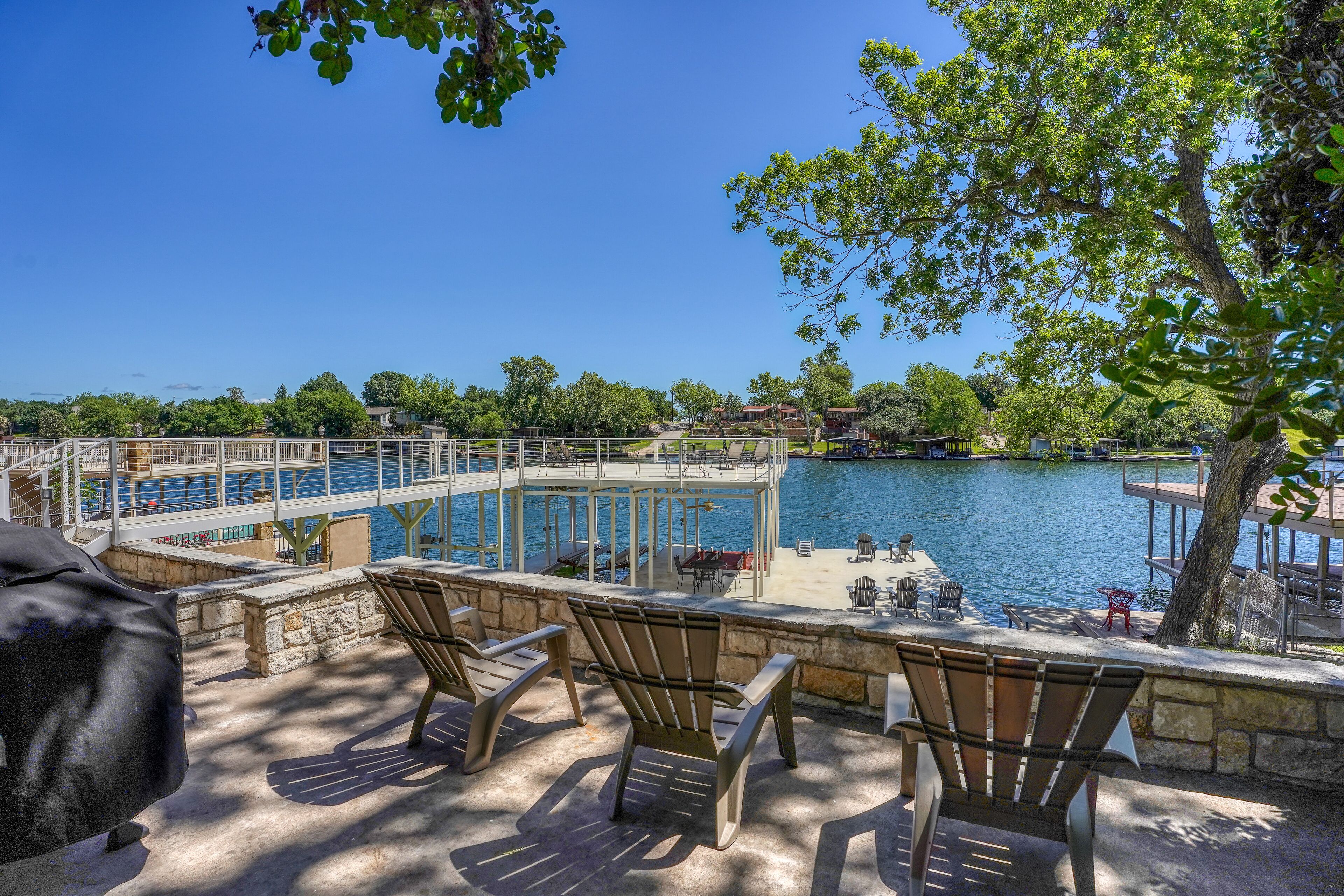 Riverside Gold, Main Water, Brand new Boat/PWC lift, easy access to town!!