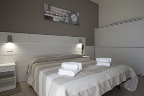 標準雙人或雙床房, 陽台 | 客房內保險箱、書桌、免費無線上網、床單