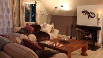 Cottage | Living area | 32-inch TV with digital channels