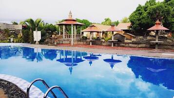 Outdoor pool, free cabanas