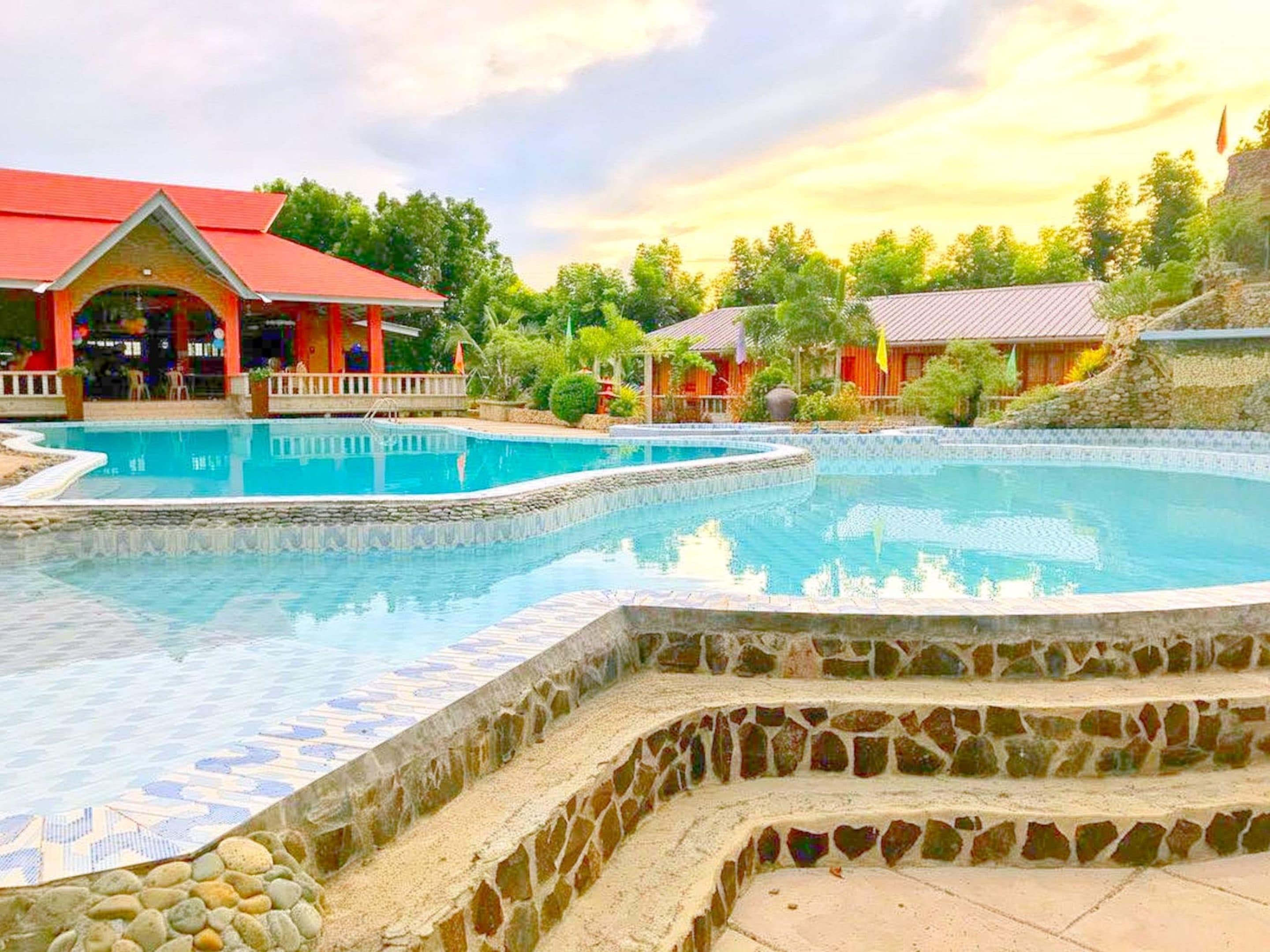 Una piscina al aire libre, camas de piscina gratis