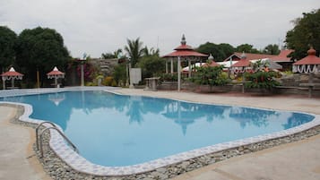 Piscine extérieure, cabanons gratuits