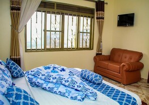 8 bedrooms, desk, blackout drapes, soundproofing - Jowillis Hotel (Kabale)