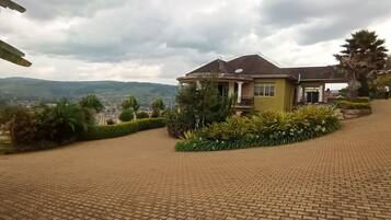 8 bedrooms, desk, blackout drapes, soundproofing