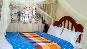 Deluxe Twin Room | Bathroom | Shower, free toiletries, slippers, bidet