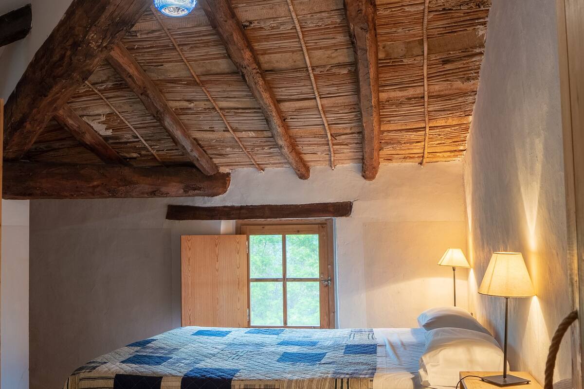 Escritorio, wifi gratis y ropa de cama