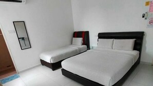 Quarto com uma cama grande, uma cama menor, um ventilador de teto, ar condicionado fixado na parede e um espelho.