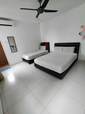 Basic Triple Room | Desk, free WiFi