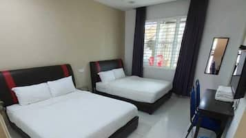 Basic Quadruple Room | Meja, Wi-fi percuma 