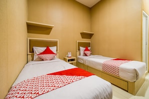 Standard Twin Room | Meja, Wi-fi percuma, cadar katil