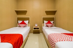 Habitación estándar con 2 camas individuales | Escritorio, wifi gratis y ropa de cama 