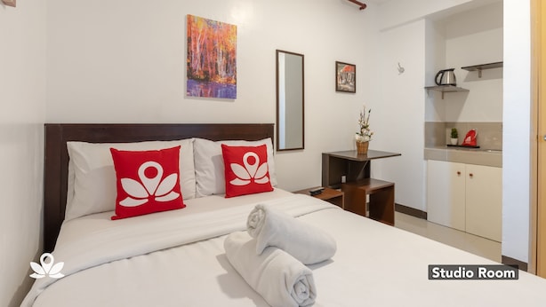 Studio | Desk, WiFi (free), bed sheets - ZEN Rooms Fortview BGC (Makati)