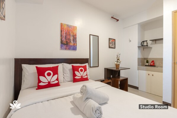 Studio | Desk, free WiFi, bed sheets, wheelchair access - ZEN Rooms Fortview BGC (Makati)