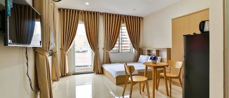 Quarto luxo | Frigobar, escrivaninha, ferros/tábuas de passar roupa, Wi-Fi de cortesia