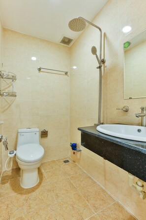 Shower, free toiletries, hair dryer, slippers - Goldstay 218 (Ho Chi Minh City)