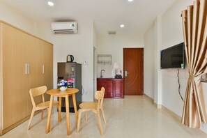 Deluxe kamer | Een minibar, een bureau, een strijkplank/strijkijzer, gratis wifi