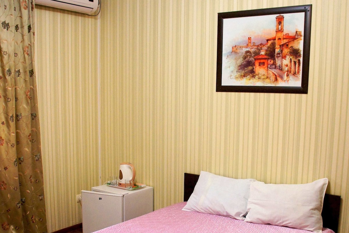 Comfort driepersoonskamer, balkon | Een bureau, verduisterende gordijnen, gratis wifi, beddengoed