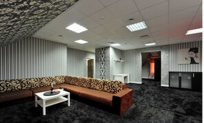 Suite Mewah, 1 Tempat Tidur King, Bebas Asap Rokok | Meja kerja, tirai kedap cahaya, Wi-Fi gratis, dan seprai linen