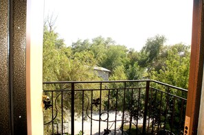 Comfort-værelse til 3 personer - balkon | Skrivebord, mørklægningsgardiner, gratis Wi-Fi, sengetøj