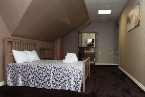 Suite Mewah, 1 Tempat Tidur King, Bebas Asap Rokok | Meja kerja, tirai kedap cahaya, Wi-Fi gratis, dan seprai linen