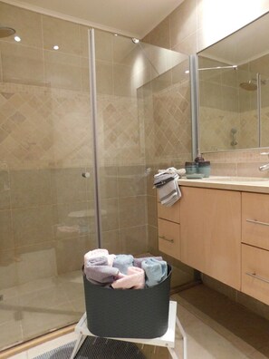 Apartamento Deluxe, 3 habitaciones, vistas al mar | Baño | Ducha, secador de pelo y toallas