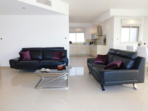 Apartamento Deluxe, 3 habitaciones, vistas al mar | Sala de estar | Una televisión de pantalla plana