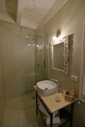 Superior Double Room | Bathroom