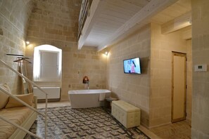 Double Room, Bathtub | Living area