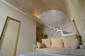 Superior Double Room | Living area | Flat-screen TV - Comera (Matera)