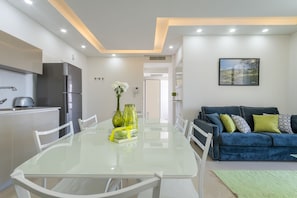 Appartement, 2 chambres, non-fumeurs, vue jardin | Restauration dans la chambre