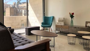 Departamento Royal, 2 habitaciones, vista a la ciudad | Sala de estar