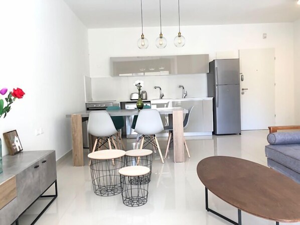 Royal Διαμέρισμα, 2 Υπνοδωμάτια, Θέα στην Πόλη | Ιδιωτική κουζίνα | Ψυγείο κανονικού μεγέθους, φούρνος, μαγειρικές εστίες, πλυντήριο πιάτων