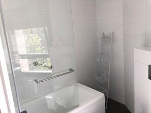 Appartamento Royal, 2 camere da letto, vista città | Bagno | Combinazione doccia/vasca, vasca da bagno a immersione totale