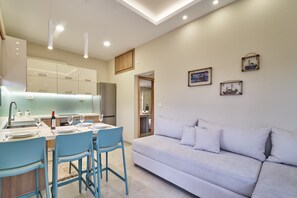 Appartamento, vista giardino (5) | Cucina privata | Frigorifero con congelatore, piano cottura, macchina per tè/caffè