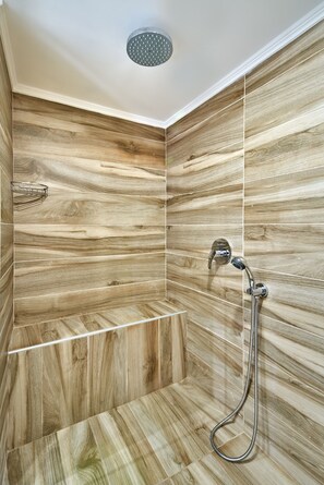 Appartement, vue jardin (5) | Salle de bain | Douche, douche à « effet pluie », articles de toilette gratuits
