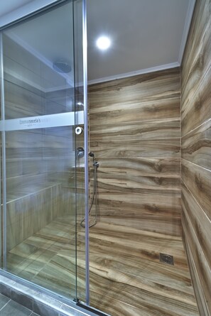 Appartement, uitzicht op tuin (5) | Badkamer | Een douche, een regendouche, gratis toiletartikelen, een haardroger