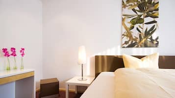 Cofres nos quartos, escrivaninha, cortinas blackout