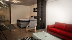 Cofres nos quartos, escrivaninha, cortinas blackout