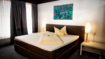 Caja de seguridad en la habitación, escritorio y cortinas blackout