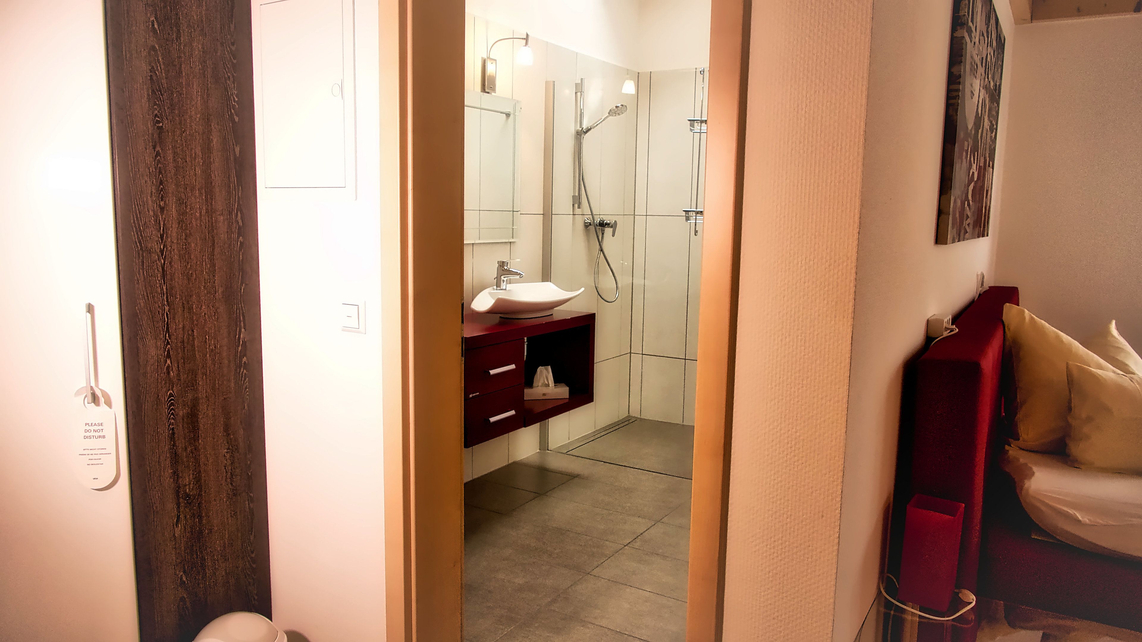 Un baño de hotel con ducha, lavamanos e inodoro.