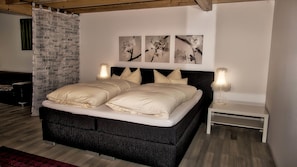 Cofres nos quartos, escrivaninha, cortinas blackout
