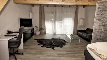 Caja de seguridad en la habitación, escritorio y cortinas blackout